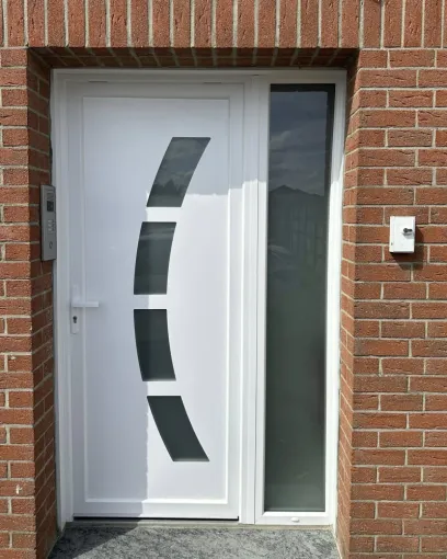 Nouvelle porte, nouvelle allure !! Une rénovation propre et efficace réalisée à Estaires, signée Bécart Batiman, Armentières, BECART