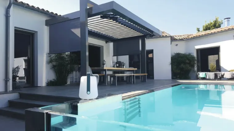 Pergola bioclimatique à lames orientables design arche Aluminium SKÖLL ARCADE, Armentières, BECART