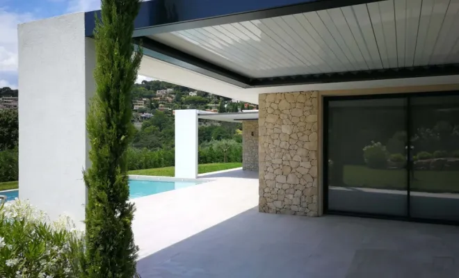 Pergola bioclimatique à lames orientables rétractables d'un côté Aluminium SkÖLL RETRACT, Armentières, BECART