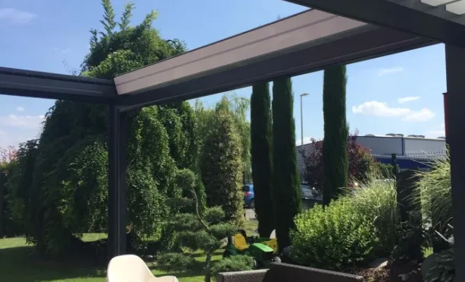 Pergola bioclimatique à lames orientables rétractables d'un côté Aluminium SkÖLL RETRACT, Armentières, BECART